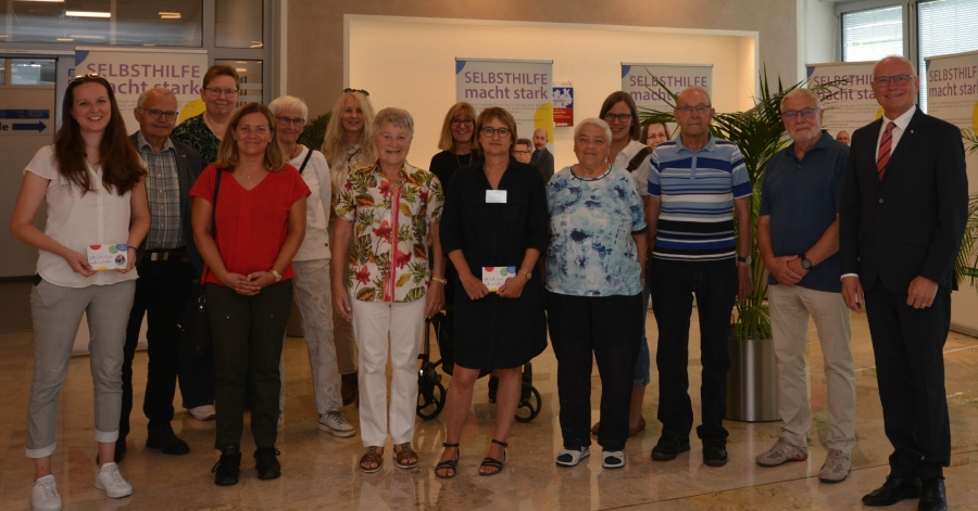 Unterstützen die Ausstellung „Selbsthilfe macht stark“ - v.l. Hanna Bielefeld, Konrad Bröckling, Vera Wulf-Heinevetter, Angela Kartum, Renate Bröckling, Sabine Höwelkröger, Ingeborg Reinert, Martina Brauner, Ute Mertens, Hannelore Sygulla, Kathrin Jäger, Siegfried Sygulla, Engelbert Schön und der stellv. Landrat, Hans-Bernd Janzen